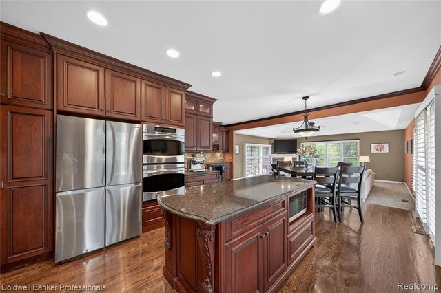 2076 Shore Hill Court, West Bloomfield, MI 48323