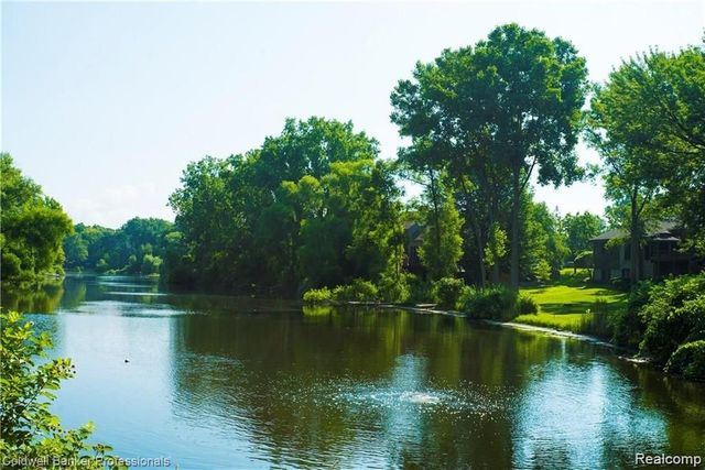 2076 Shore Hill Court, West Bloomfield, MI 48323