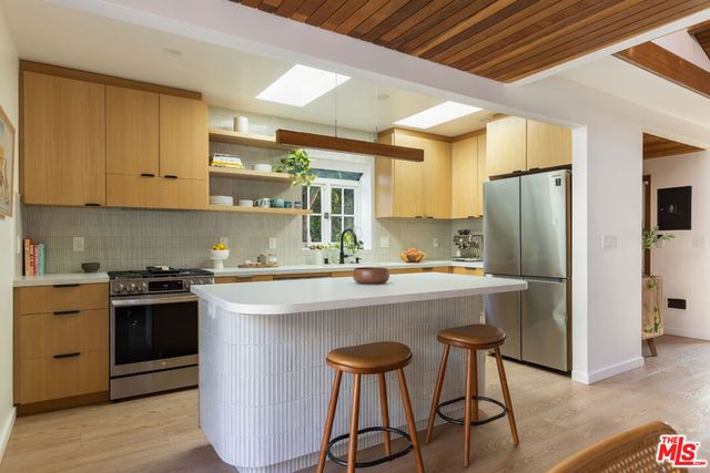 5850 Vesper Avenue, Van Nuys, CA 91411