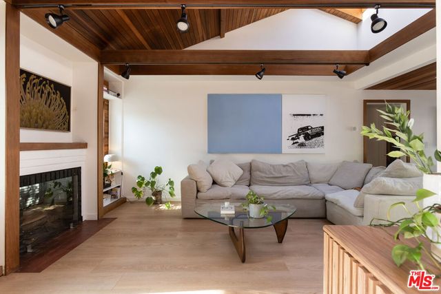 5850 Vesper Avenue, Van Nuys, CA 91411