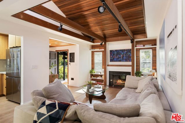 5850 Vesper Avenue, Van Nuys, CA 91411