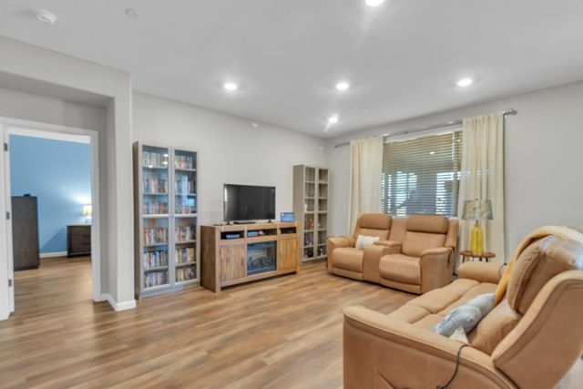 1519 S Minories Dr, Olivehurst, CA 95961