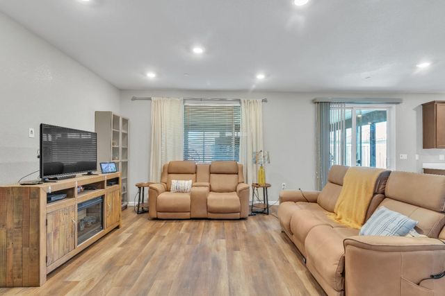 1519 S Minories Dr, Olivehurst, CA 95961