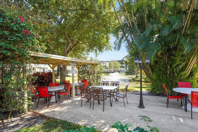 5121 W Oakland Park Blvd 109, Lauderdale Lakes, FL 33313