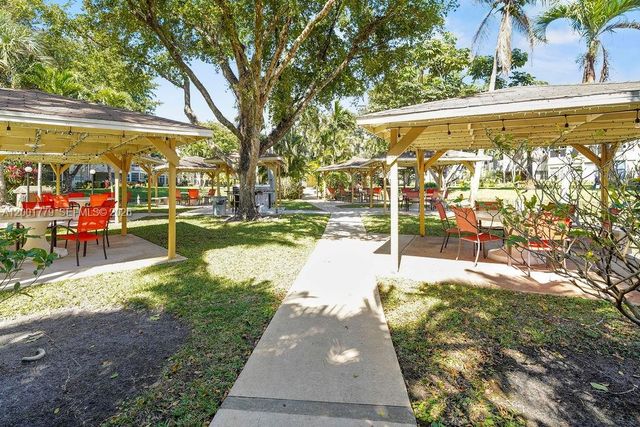 5121 W Oakland Park Blvd 109, Lauderdale Lakes, FL 33313