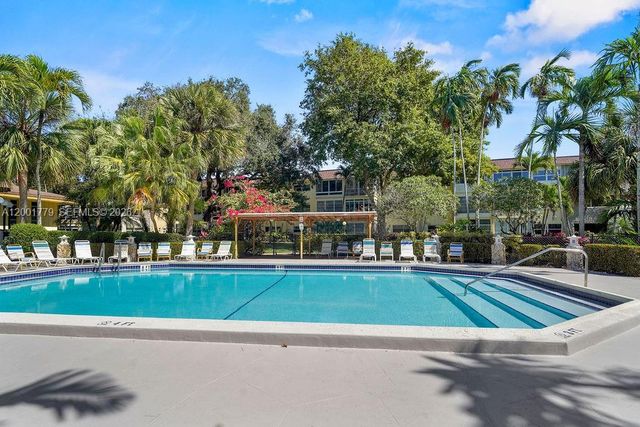 5121 W Oakland Park Blvd 109, Lauderdale Lakes, FL 33313