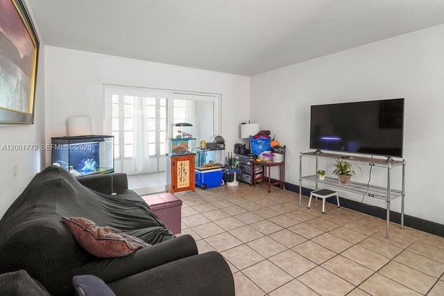 5121 W Oakland Park Blvd 109, Lauderdale Lakes, FL 33313