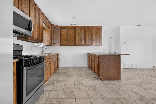 909 Rosewood Hills Drive, Garland, TX 75040