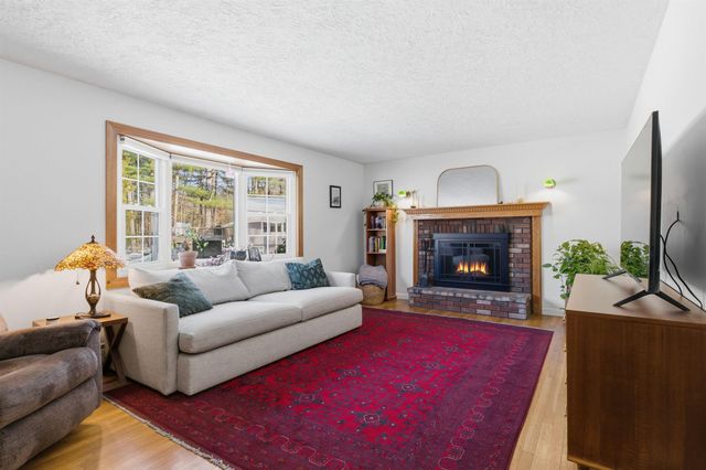 9 Lancelot Drive, Hooksett, NH 03106