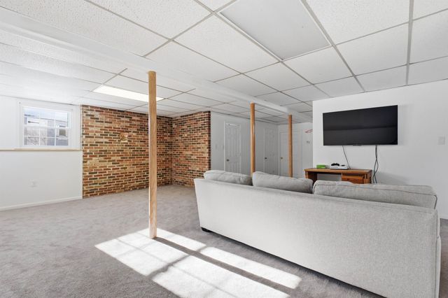 9 Lancelot Drive, Hooksett, NH 03106