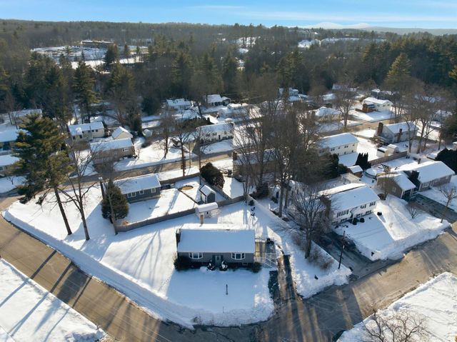 9 Lancelot Drive, Hooksett, NH 03106