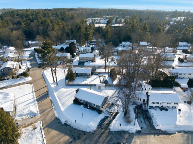 9 Lancelot Drive, Hooksett, NH 03106