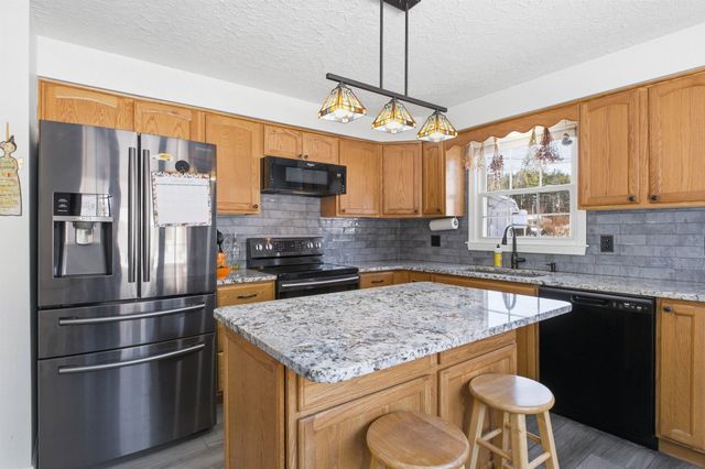 9 Lancelot Drive, Hooksett, NH 03106