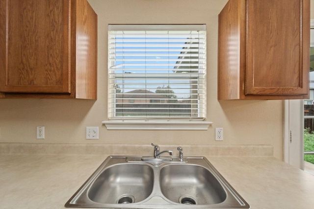 909 Remington DR, Leander, TX 78641