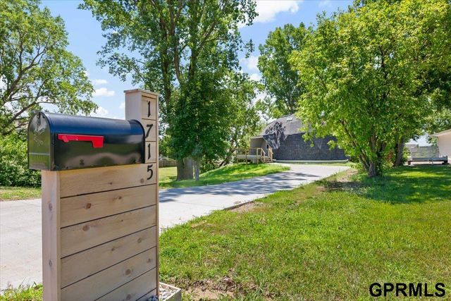 1715 Rock Bluff Road, Plattsmouth, NE 68048