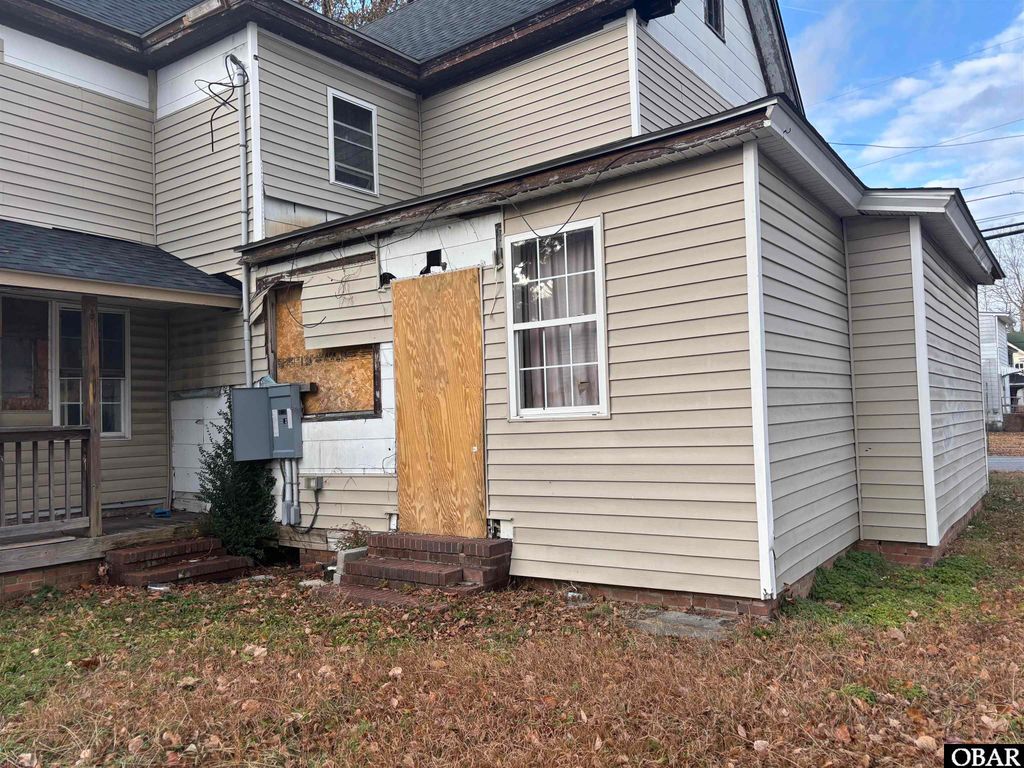 Image 1 of property listing at 301 W Church Street, Elizabeth City, NC 27909