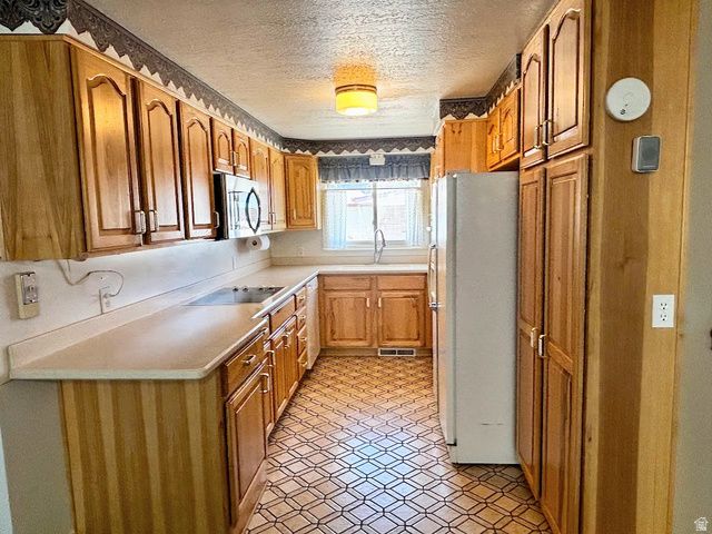 6825 S NYE DR, Cottonwood Heights, UT 84121