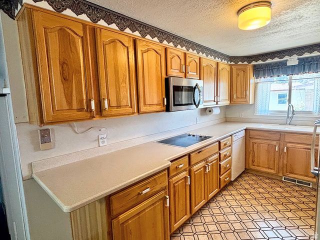 6825 S NYE DR, Cottonwood Heights, UT 84121