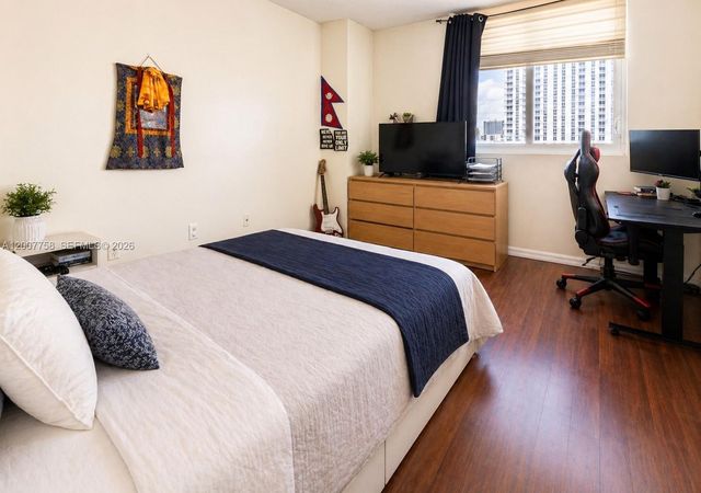 275 NE 18th St 1110, Miami, FL 33132