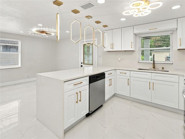8423 N PACKWOOD AVENUE, Tampa, FL 33604