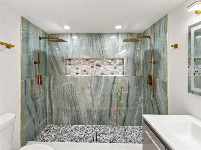 8423 N PACKWOOD AVENUE, Tampa, FL 33604