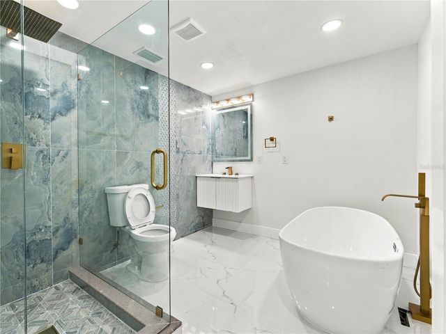 8423 N PACKWOOD AVENUE, Tampa, FL 33604