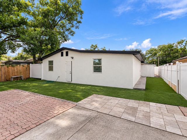 8423 N PACKWOOD AVENUE, Tampa, FL 33604