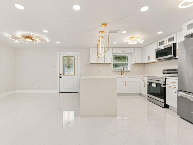 8423 N PACKWOOD AVENUE, Tampa, FL 33604