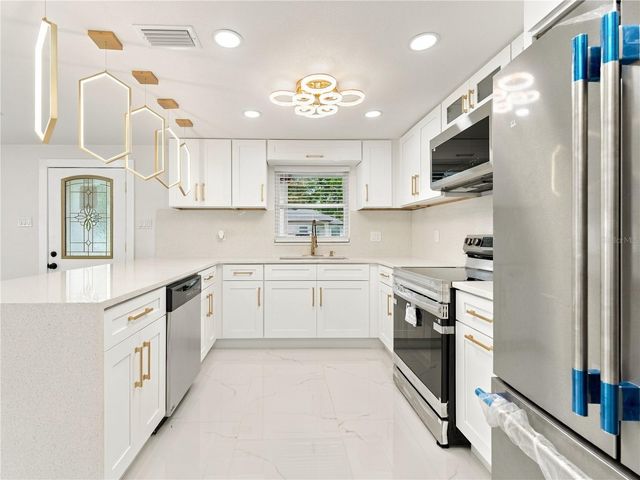 8423 N PACKWOOD AVENUE, Tampa, FL 33604