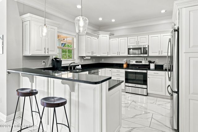 8101 Bella Woods Dr, Louisville, KY 40214