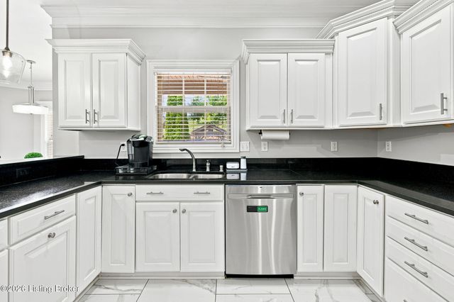 8101 Bella Woods Dr, Louisville, KY 40214