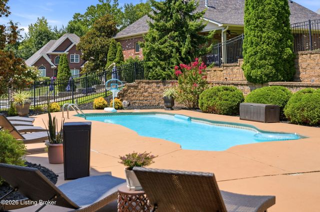 8101 Bella Woods Dr, Louisville, KY 40214