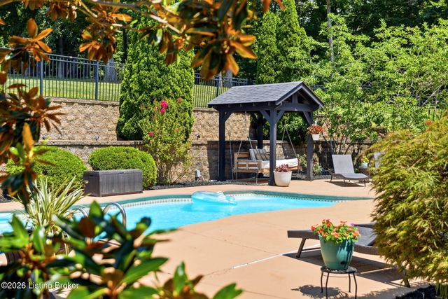 8101 Bella Woods Dr, Louisville, KY 40214