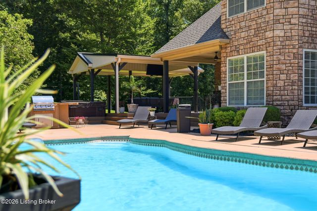 8101 Bella Woods Dr, Louisville, KY 40214