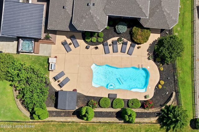 8101 Bella Woods Dr, Louisville, KY 40214
