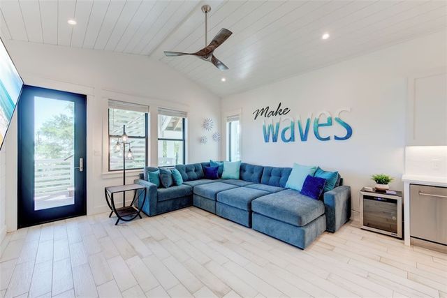 410 N Station St, Port Aransas, TX 78373