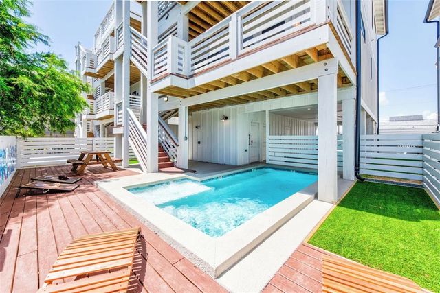 410 N Station St, Port Aransas, TX 78373