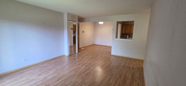 940 N Lakeside Drive 2A, Vernon Hills, IL 60061