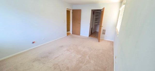 940 N Lakeside Drive 2A, Vernon Hills, IL 60061