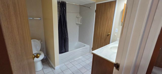 940 N Lakeside Drive 2A, Vernon Hills, IL 60061