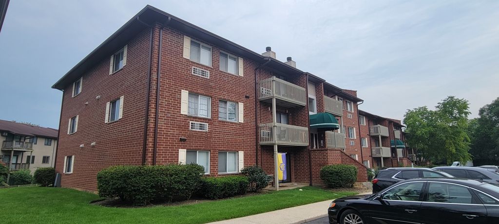 940 N Lakeside Drive 2A, Vernon Hills, IL 60061