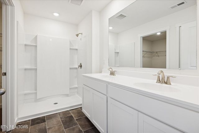 127 N Rolling Meadows Drive, Harriman, TN 37748