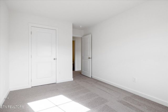 127 N Rolling Meadows Drive, Harriman, TN 37748