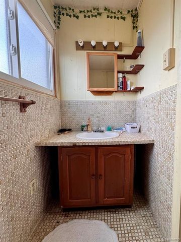 21218 Benjamin Street, Saint Clair Shores, MI 48081