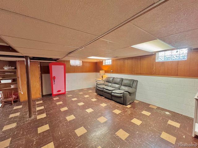 21218 Benjamin Street, Saint Clair Shores, MI 48081