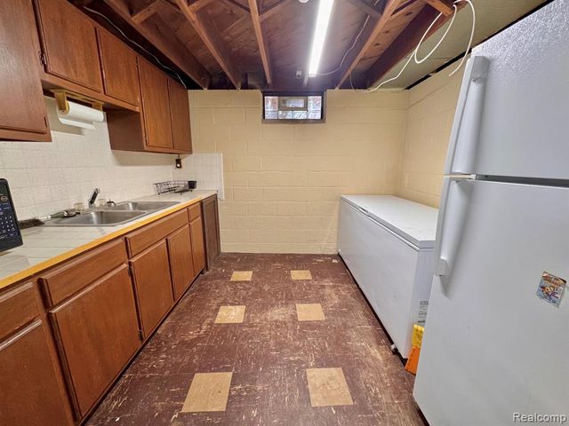 21218 Benjamin Street, Saint Clair Shores, MI 48081