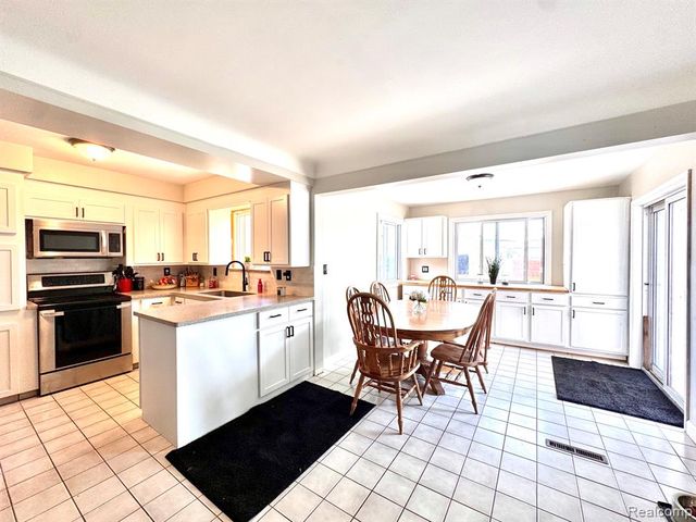 21218 Benjamin Street, Saint Clair Shores, MI 48081