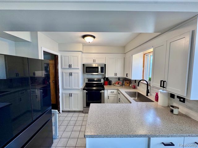 21218 Benjamin Street, Saint Clair Shores, MI 48081
