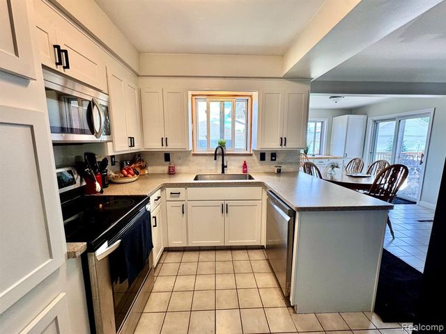 21218 Benjamin Street, Saint Clair Shores, MI 48081