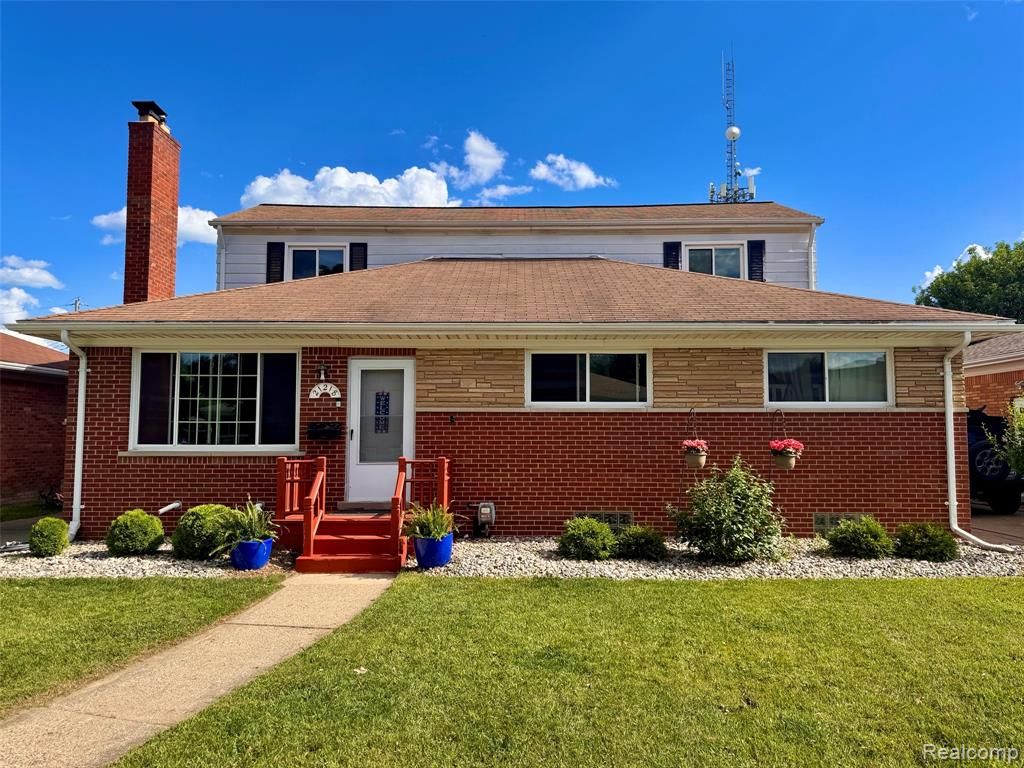 21218 Benjamin Street, Saint Clair Shores, MI 48081